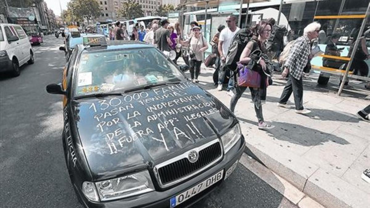 Protesta de taxistas contra Uber en la parada de plaza de Catalunya de Barcelona.