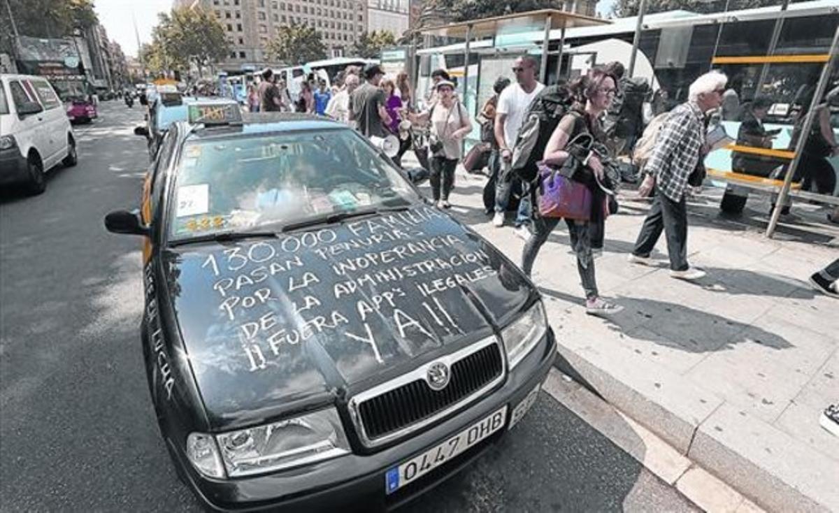 Protesta de taxistas contra Uber en la parada de plaza de Catalunya de Barcelona. Protesta de taxistas contra Uber en la parada de plaza de Catalunya de Barcelona.