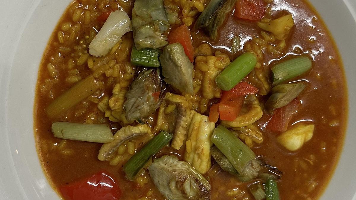 &quot;Arroz meloso con pinta roja, alcachofas, ajos tiernos y pimiento rojo&quot; de La Cofradía de Santa Pola