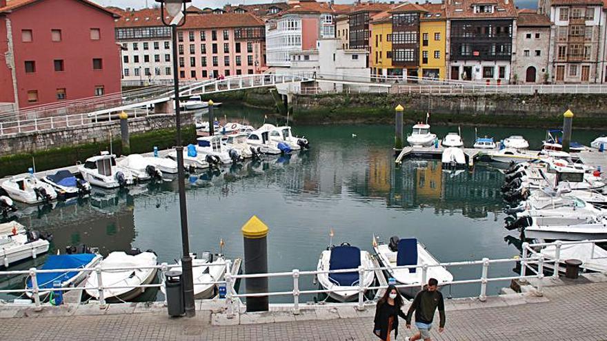 El puerto deportivo de Llanes, bajo ese tiempo en el que el verano se resiste a llegar.