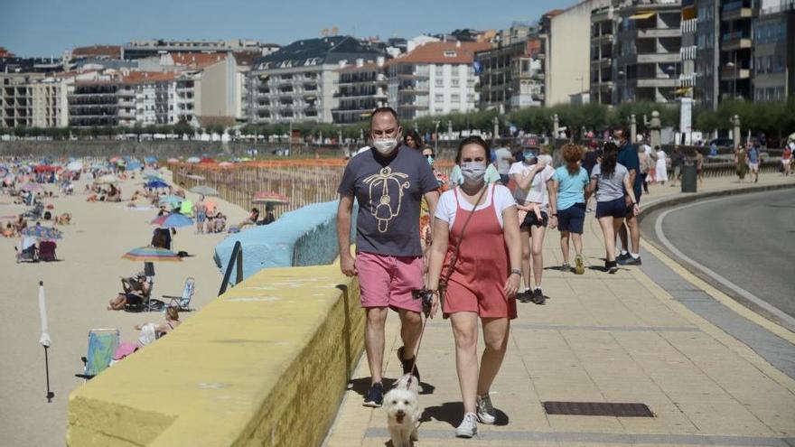 Viandantes en el paseo de Sanxenxo. // R. Vázquez