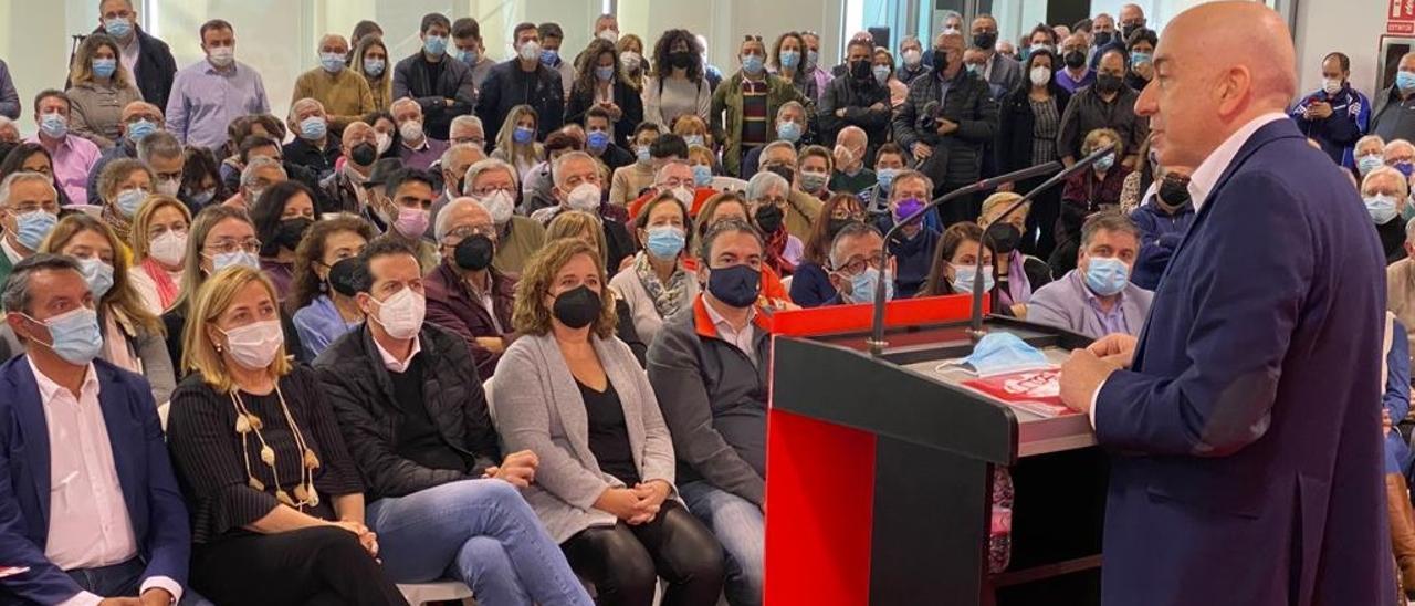 Alejandro Soler presentando su candidatura a secretario general del PSOE en la provincia este sábado en el Centro de Congresos de Elche