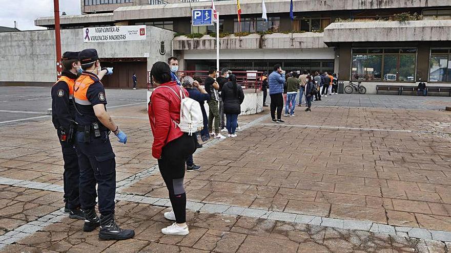 Praza do Rei volvió a registrar ayer nuevas colas para entrar.