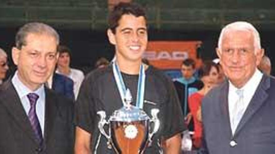 Jaume Antoni Munar posa con el trofeo del torneo de Saint Cyprien.