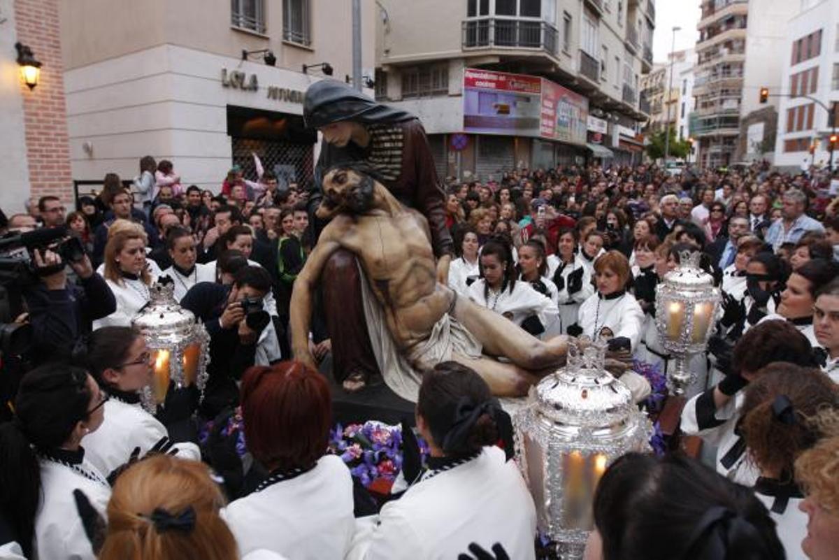 Los traslados llenaron el Centro de público durante todo el día.Comienzo del traslado de la Virgen de la Piedad.