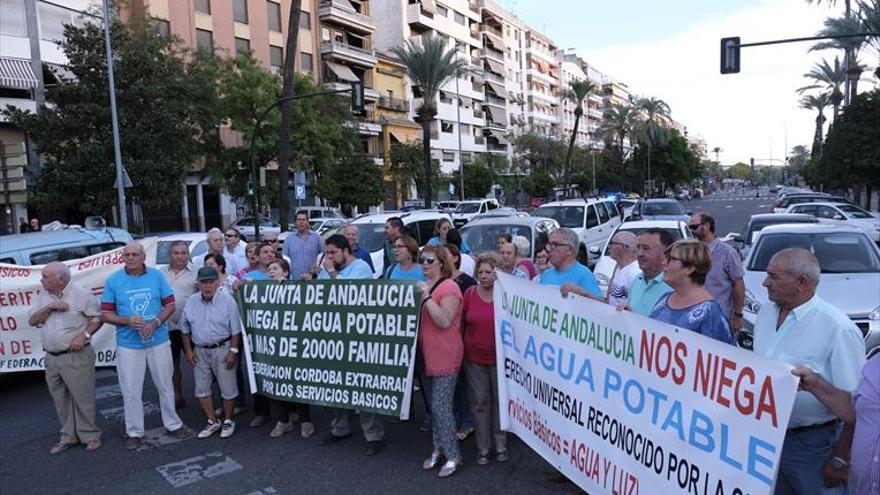 Los parcelistas cortan el tráfico del centro para reclamar agua