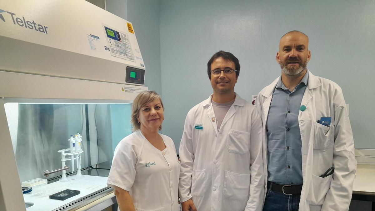 La coordinadora de Técnicos de Anatomía Patológica, Milagros Chico, el patólogo Guillermo Muñoz y el urólogo Jorge Subirá, en una de las zonas del laboratorio del Clínico de Zaragoza donde se procesa la nueva prueba.