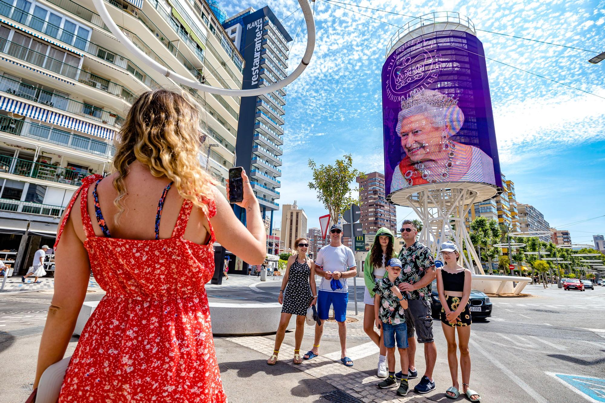 La capital turística celebra el Jubileo de Platino de la monarca inglesa con un vídeo en el que aparecen imágenes y un texto sobre la efeméride | Hosbec cifra en 15.000 británicos los que pasarán estos cuatro días en la ciudad
