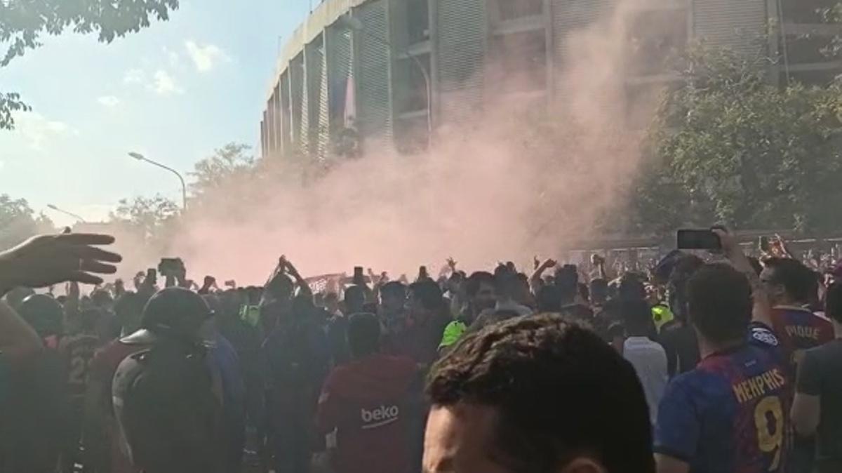 Ambientazo en el Camp Nou en la previa del Clásico