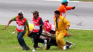 Els portalliteres traslladen el cos de Simoncelli després de l’accident.
