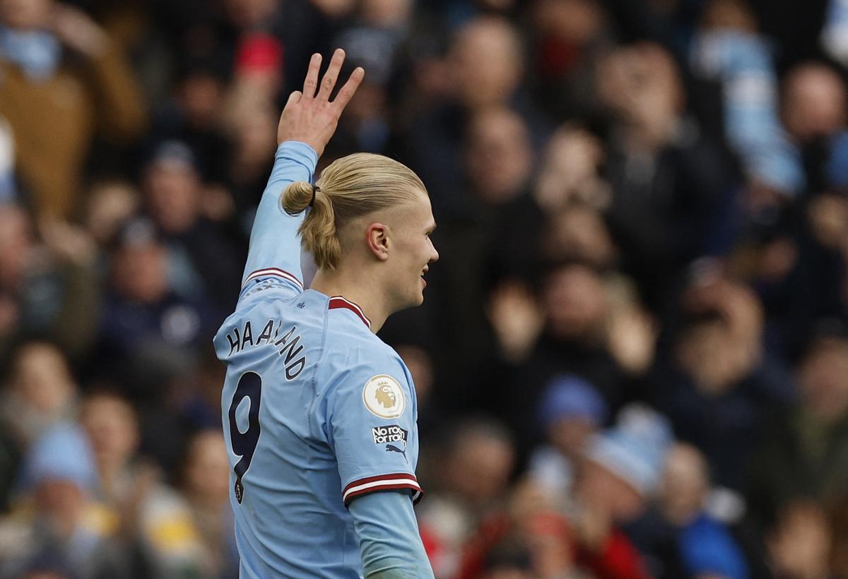 Haaland festeja, brazo en alto, sus tres goles en el Etihad Stadium Haaland festeja, brazo en alto, sus tres goles en el Etihad Stadium