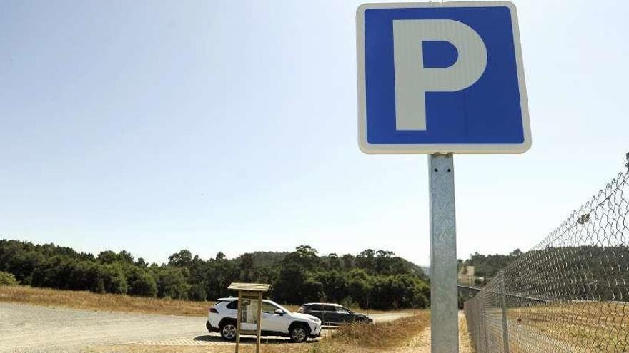 El aparcamiento de la Fervenza do Toxa, en la parroquia de Pazos. // Bernabé/Javier Lalín