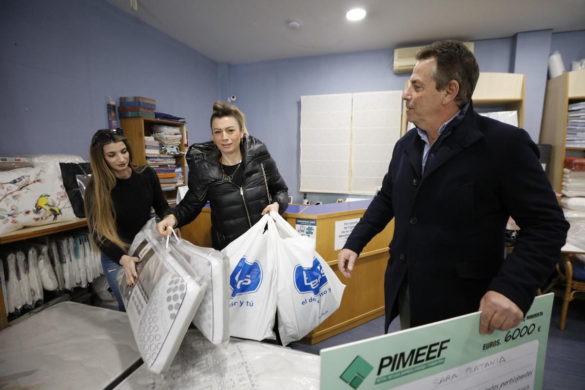 Sara Platania recoge el cheque de 6000 euros de la Pimeef Sara Platania recoge el cheque de 6000 euros de la Pimeef