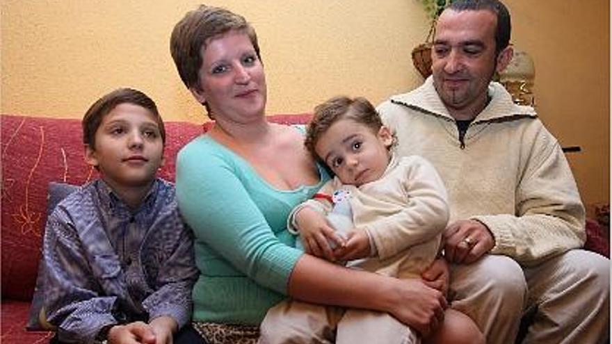 Carlos Mateos, con su esposa y sus dos hijos, en el sofá de su casa de Castellar-l&#039;Oliveral, ayer.
