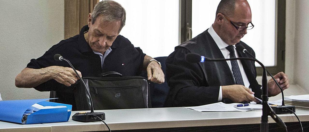 Víctor López, a la izquierda, con su abogado, durante el juicio por la contrata del cementerio.