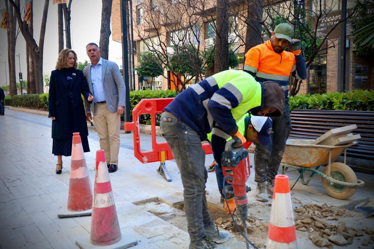 La alcaldesa de Torrent, Amparo Folgado, y el concejal de Urbanismo, José Gozalvo, visitan las actuaciones.