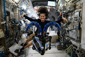 Los astronautas Wilmore y Williams regresan a la Tierra tras nueve meses en la Estación Espacial Internacional. En la foto, Suni Williams muestra uno de los experimentos científicos en los que ha estado trabajando en la Estación Espacial Internacional.