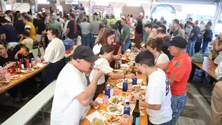 La Festa do Marisco de O Grove desata la locura: 146.000 euros en una mañana