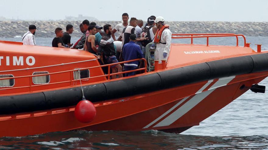 Salvamento Marítimo traslada a varios inmigrantes rescatados.