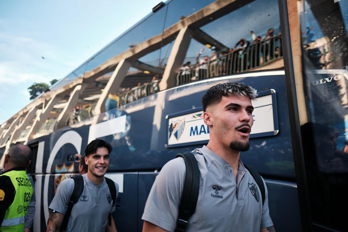 Recibimiento de la afición del Málaga CF al equipo antes del decisivo partido ante el Castellón
