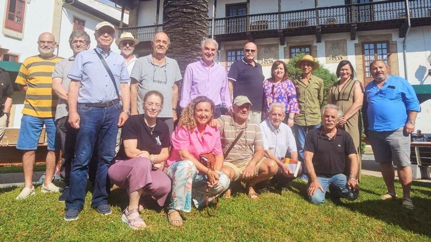 De pie, por la izquierda, Ángel Suárez, José Luis Cantero, Eusebio Llorca, Antonio Roble, Jesús Magdalena, José Miguel Beneyto, Agustín A. Biscayar, Antonio Moncada, Rosa Rubio, Gonzalo Gil, Mere y Manuel Otero; agachados, Irene Macías, Isabel Hernández, Enrique Mijares, J. M. Blanco Puente y Pepe Cuadra. | V. A.