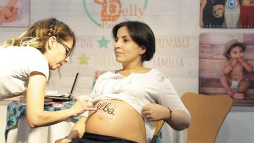 La lactancia, el suelo pélvico y el «body painting» destacan en la feria de los bebés