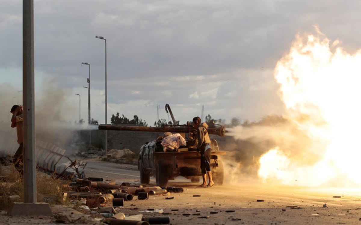 Les forces rebels disparen un coet sobre els últims focus de resistència gaddafista a Sirte.