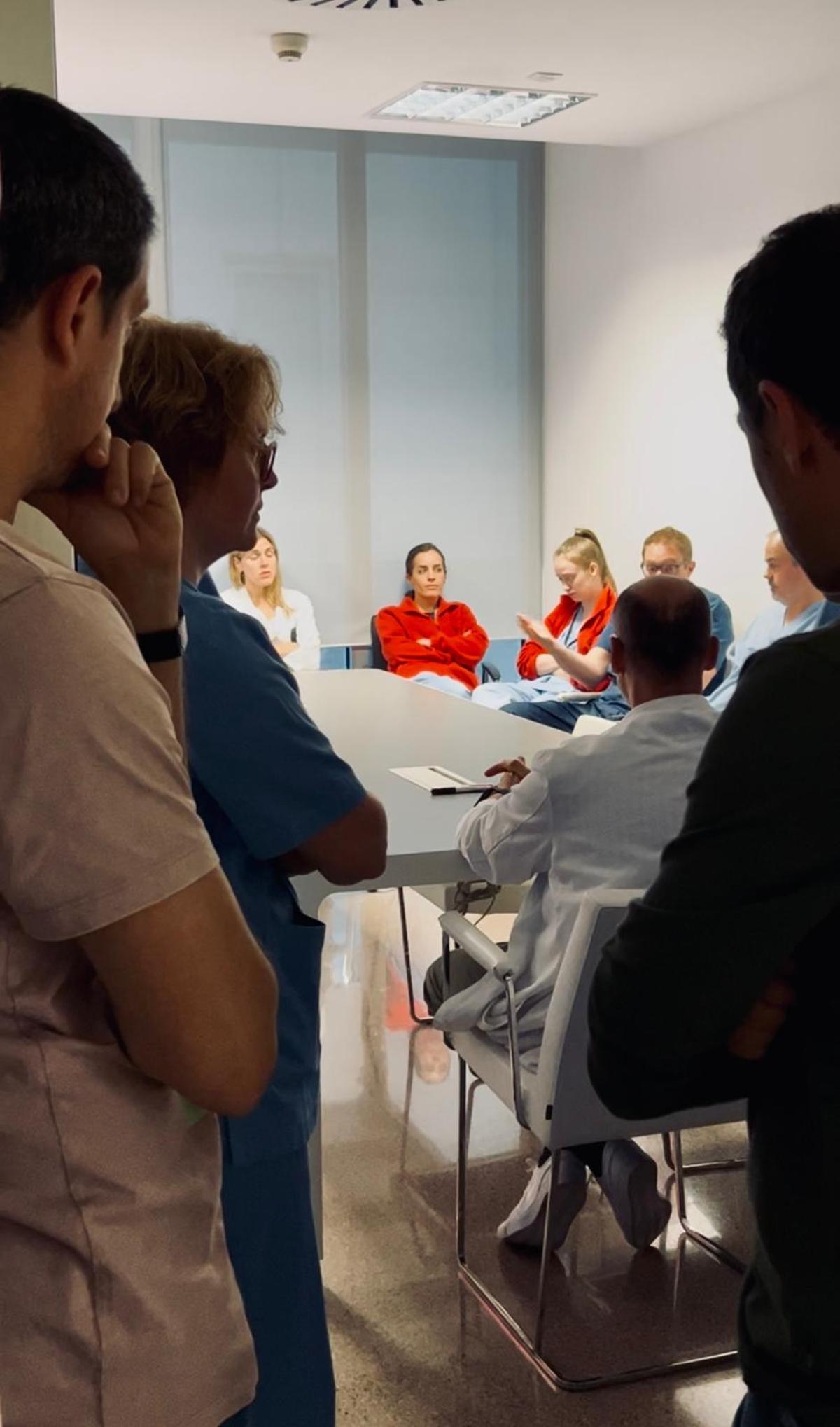Una de las reuniones de coordinación del Hospital del Vinalopó, en Elche, durante el gran apagón
