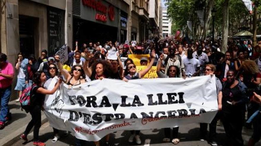 La capçalera de la manifestació, a les Rambles.