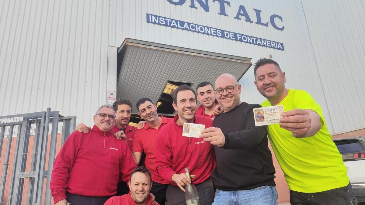 Trabajadores de la empresa Fontalc posan con el décimo, que contiene el número posterior al Gordo.