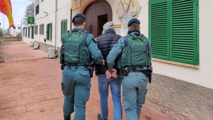Arrestado en Cala Millor tras tirar cocaína envuelta
