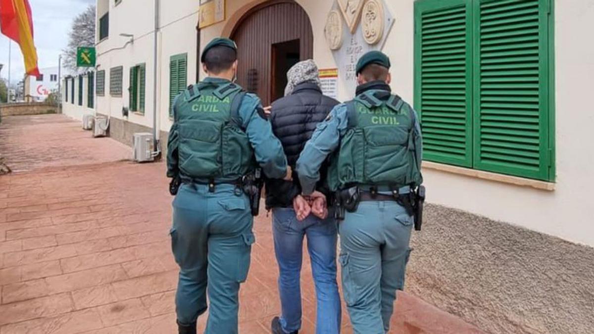 Guardias civiles llevan detenido al presunto traficante. | G.C.