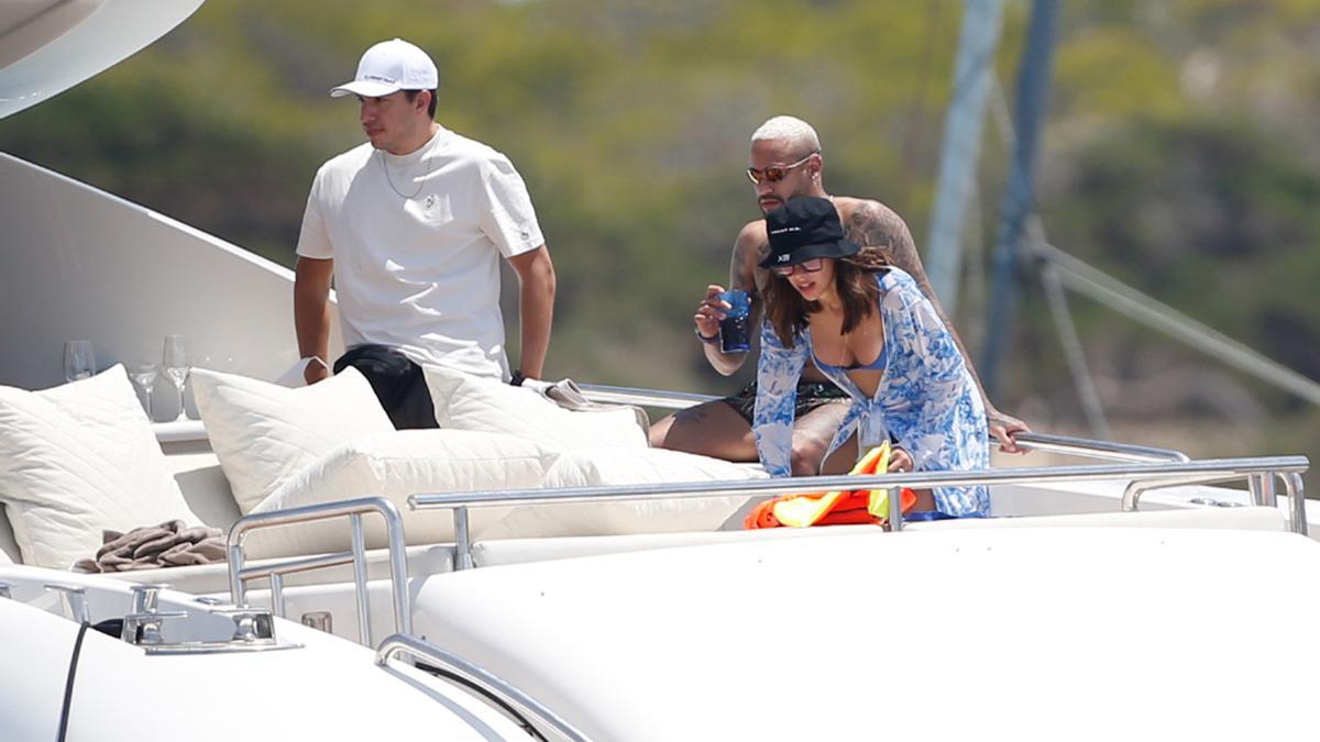 Neymar navega con un grupo de amigos en Ibiza