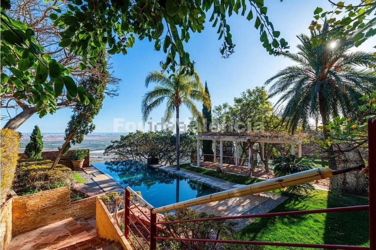 La zona de piscina de la vivienda de Sagunt