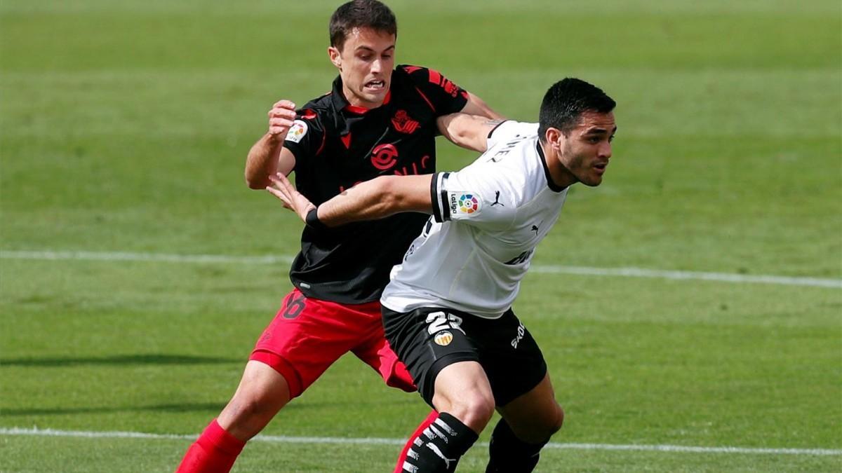 Maxi Gómez lucha por un balón ante Ander Guevara, de la Real Sociedad