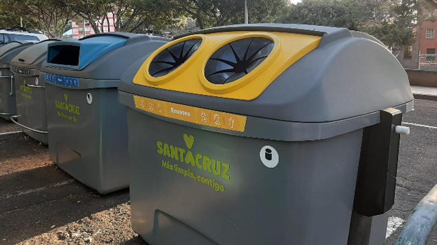 Un contenedor para recogida de envases en Santa Cruz de Tenerife.