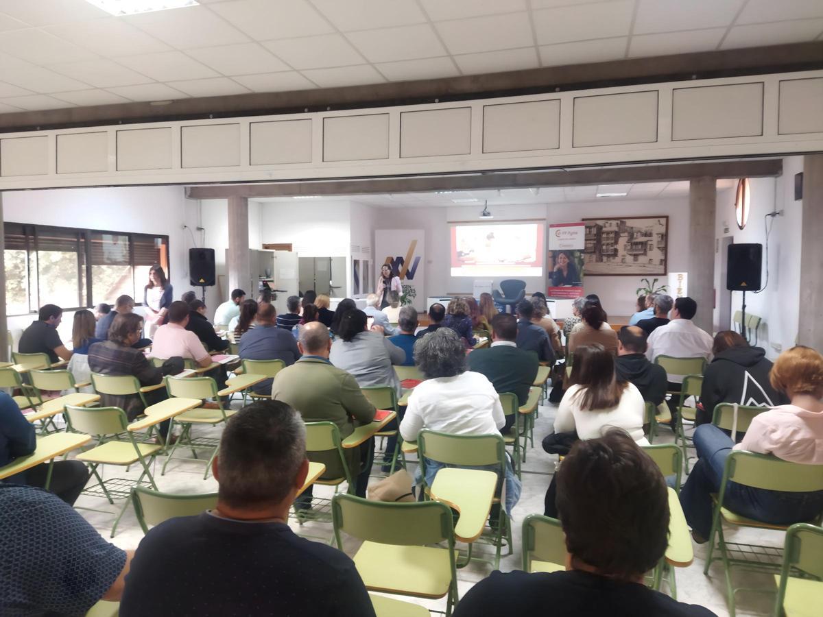 Alumnos de especialización de FP en un aula.