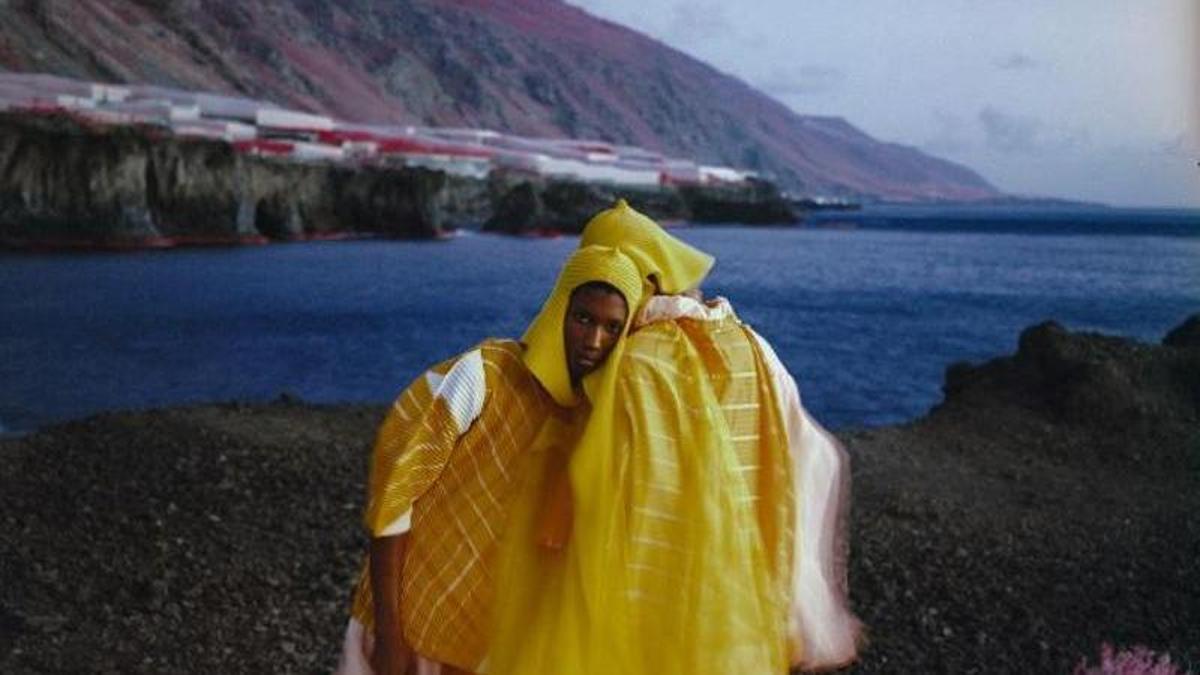 Una de las imágenes de la serie de Mosse en La Palma con ropa de Issey Miyake.