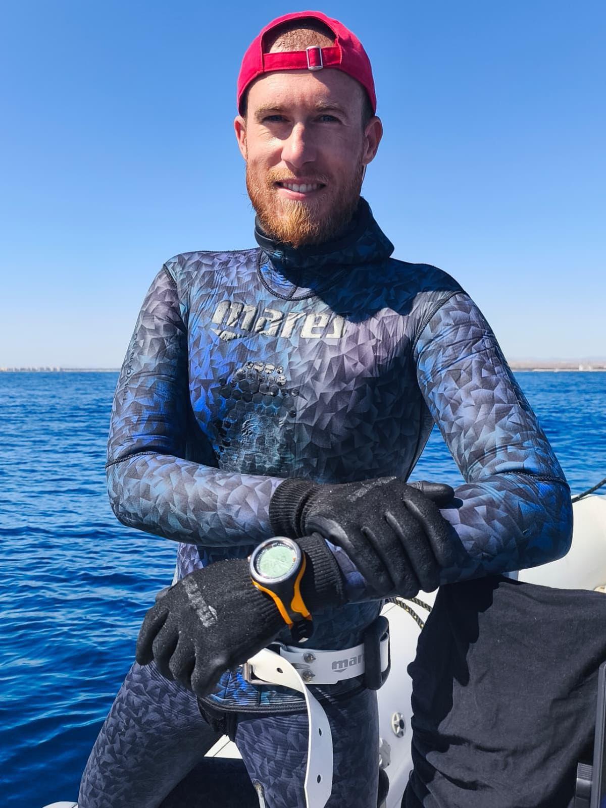 Juan Vicente Pérez Climent posa antes de sumergirse en el agua para entrenar.