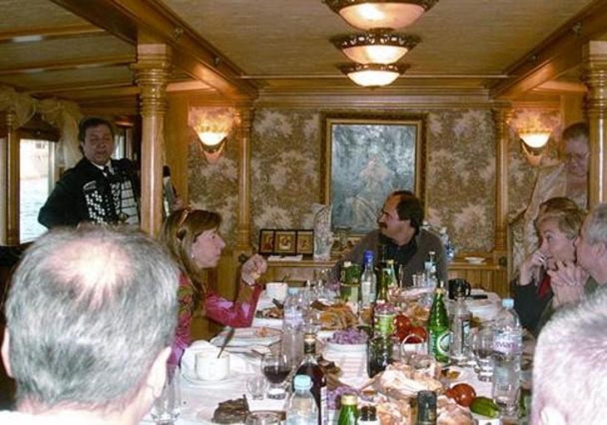 Crespo, en un dinar al vaixell de Víktor Kanaikin, el 2008. Crespo, en un dinar al vaixell de Víktor Kanaikin, el 2008.