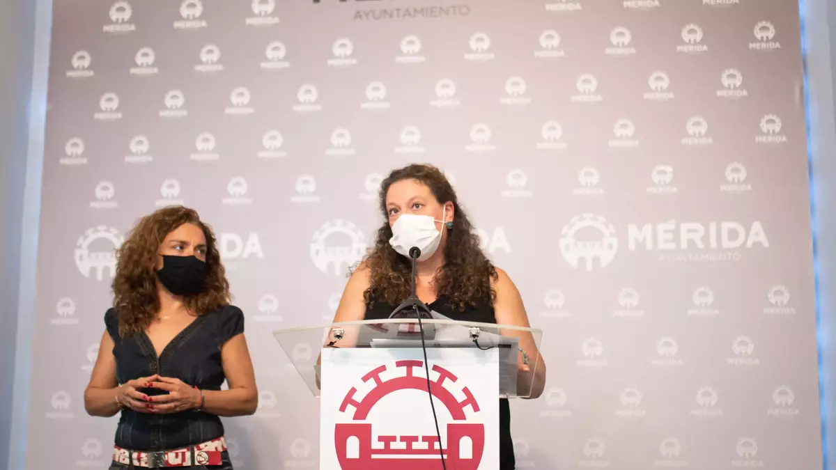 Carmen Yánez junto con Silvia Fernández en la rueda de prensa