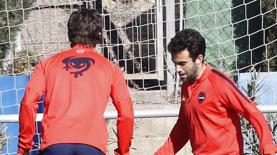 Giuseppe Rossi intenta regatear a Orban en el entrenamiento de ayer en Buñol.