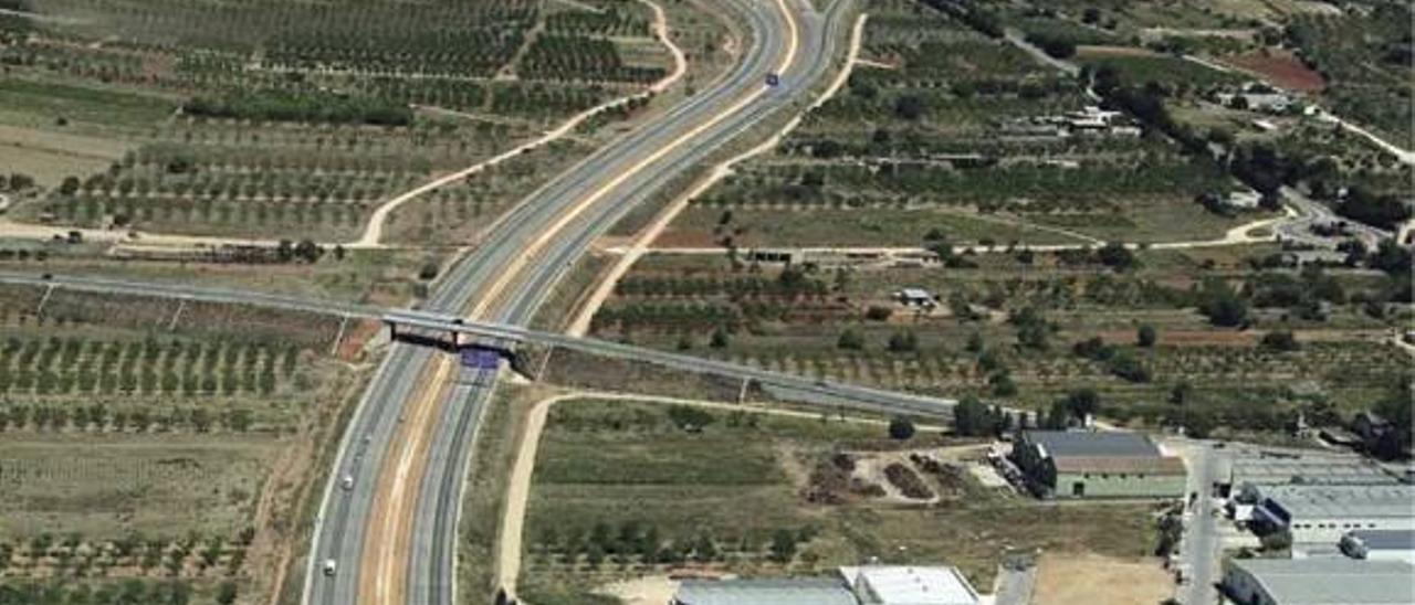 Fomento mantiene bloqueada la A-7 mientras publicita el fin  de la concesión de la autopista