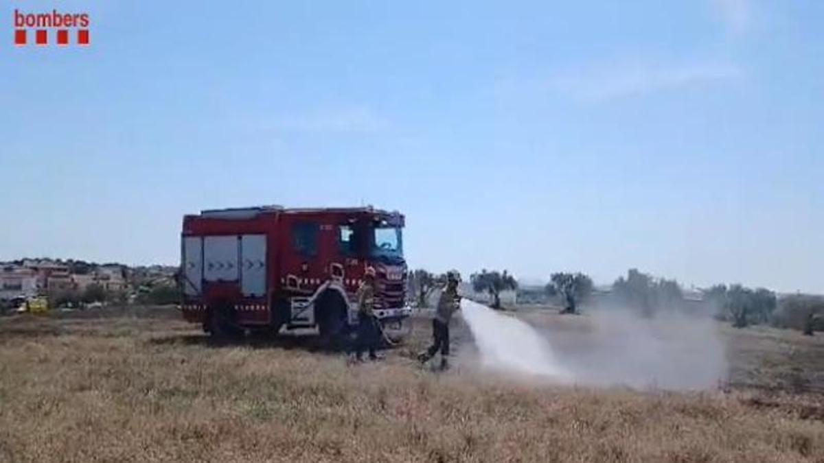 Captura del vídeo dels Bombers apagant l'incendi de Vilafant.