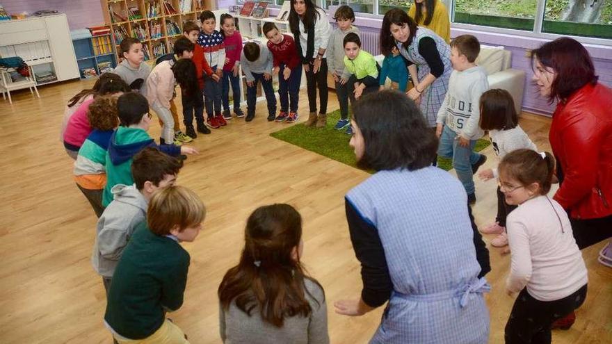 Uno de los juegos realizados ayer en el colegio de Chancelas dentro de este programa. // Rafa Vázquez