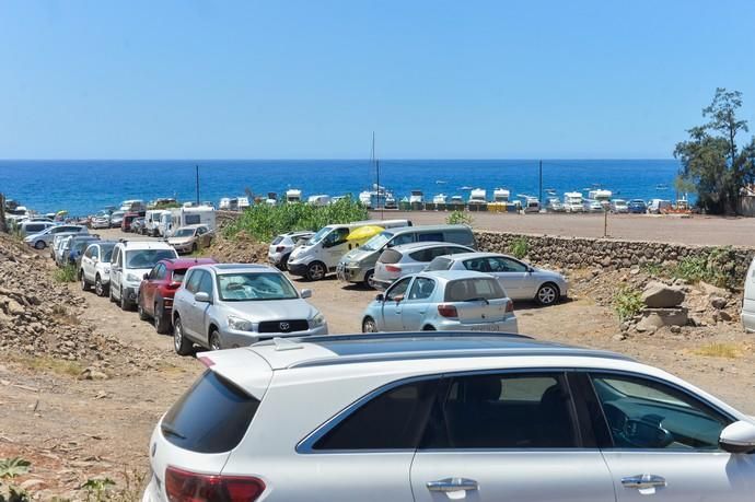 29-08-2020 MOGÁN. Coches aparacados en el barranco junto a la playa de Tasarte y usuarios. Fotógrafo: ANDRES CRUZ  | 29/08/2020 | Fotógrafo: Andrés Cruz