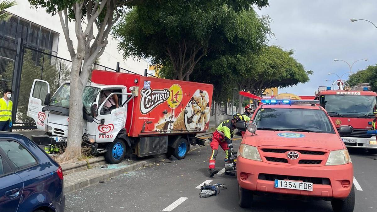 El camión que colisionó contra un árbol en Siete Palmas.