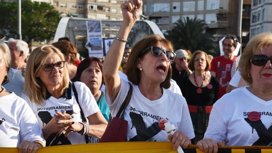 Una mujer clama contra el AVE en una de las protestas contra su llegada en superficie.