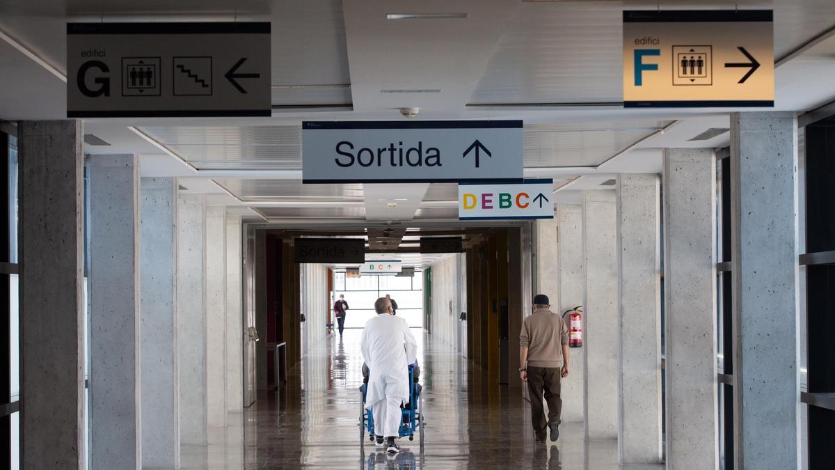 Imagen de archivo de uno de los pasillos del Hospital Can Misses de Ibiza.