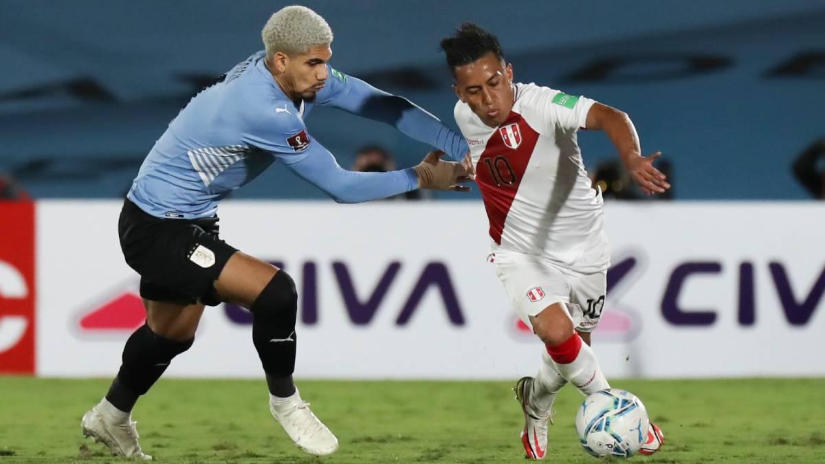 Araujo, en un lance con la selección uruguaya